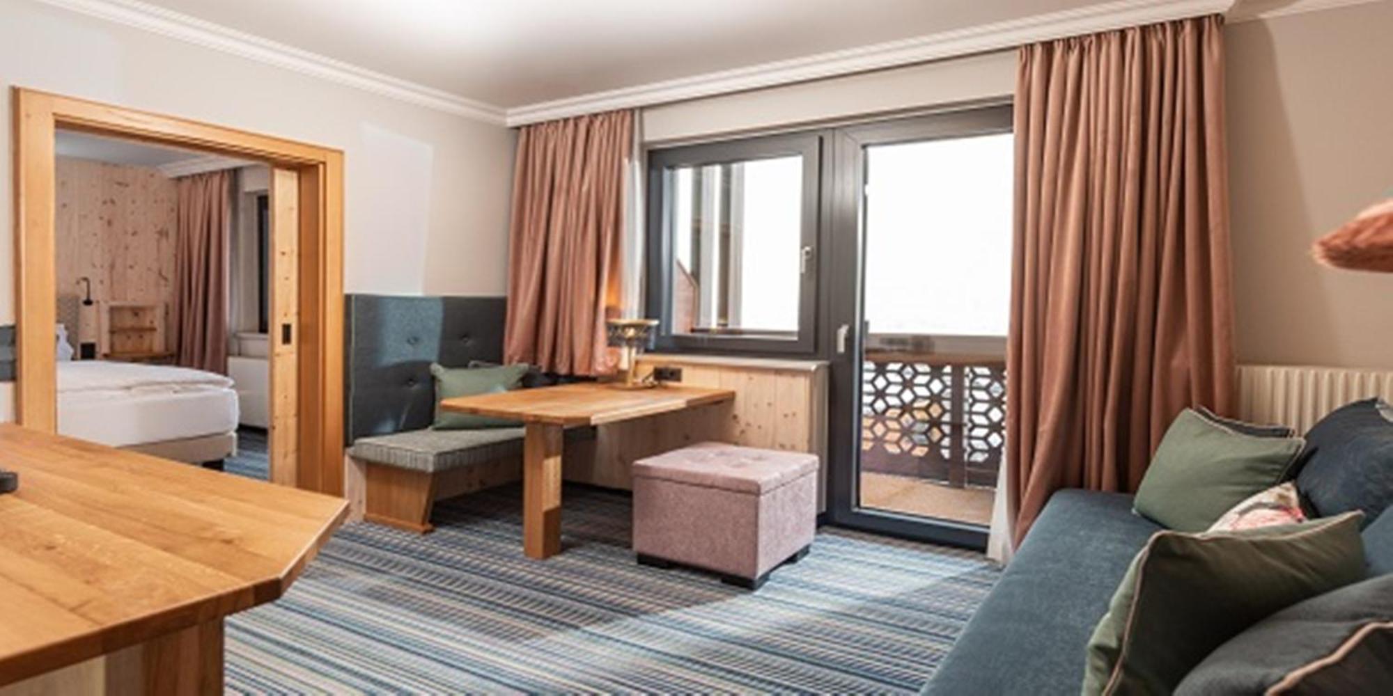 Superior-Suite mit Balkon und Bergblick